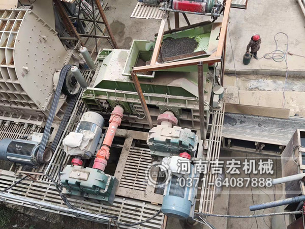 制砂設(shè)備用啥好-用吉宏液壓對(duì)輥破碎機(jī)啊！