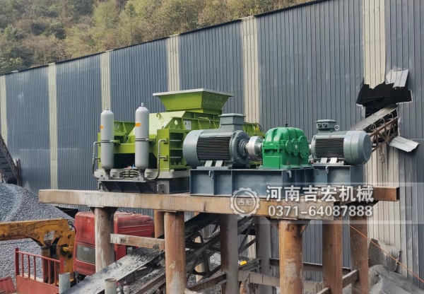 采石場(chǎng)想在同行里站穩(wěn)腳？液壓對(duì)輥制砂機(jī)讓砂質(zhì)、產(chǎn)量雙在線,底氣就是足!