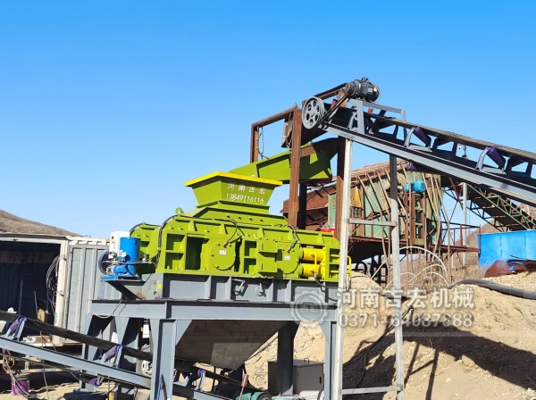 沙子超細(xì)粉碎機(jī)哪種效果好,推薦四輥破碎機(jī)！